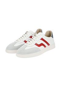 Zapatillas blancas con acentos en rojo y gris, materiales de ante y cuero, diseño de cordones y suela de goma texturizada.