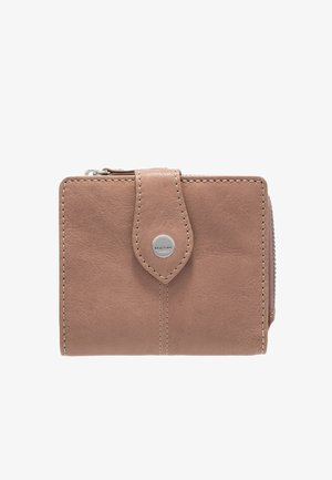 Portafoglio in pelle marrone con superficie liscia, angoli arrotondati, accentuato da un pulsante centrale e compartimento con cerniera. Dettagli cuciti sui bordi.