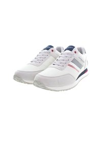 Pantofi sport albi cu un amestec de materiale netede și texturate. Prezintă dungi roșii și bleumarin, vârf rotunjit și talpă texturată.