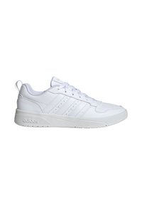 Baskets basses Adidas tout blanc avec fermeture à lacets, trois bandes perforées sur le côté et semelle texturée pour un usage décontracté.