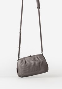 Borsa a tracolla in pelle grigia con forma arrotondata, fronte plissettato e tracolla regolabile. Presenta una chiusura a morsetto e una texture liscia.