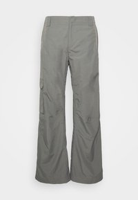 Pantalones cargo grises con un ajuste relajado, que cuentan con una cintura con botón y bolsillos laterales. El material parece ligero con una textura suave.
