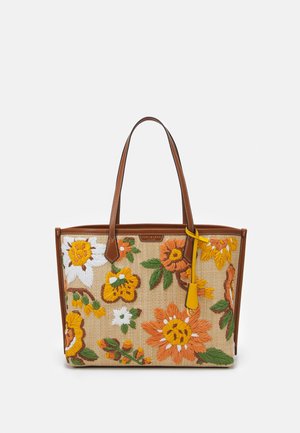 Bolsa tote con asas y bordes de cuero marrón, con grandes flores bordadas en naranja, amarillo y blanco, y hojas verdes sobre tela tejida beige.