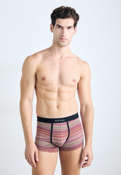 Boxers rayés aux couleurs vives avec une taille noire portant un texte blanc. Fabriqués dans un tissu doux offrant un ajustement confortable.