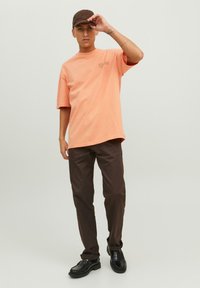 Jack & Jones JPRBLAKAM SUMMER BRANDING  SS O-NECK - T-shirts print - shrimp