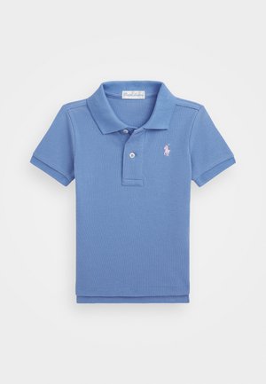 Modré polo tričko s krátkým rukávem, límečkem, dvěma knoflíky a malým růžovým vyšitým logem Ralph Lauren na levé straně hrudi.