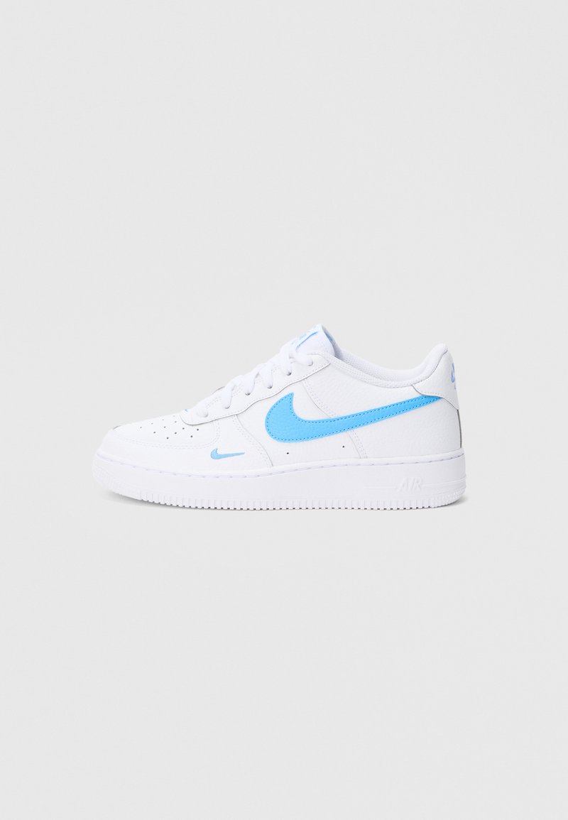 Λευκά δερμάτινα αθλητικά παπούτσια με ανοιχτό μπλε λεπτομέρειες, με στρογγυλεμένη μύτη, επίπεδα κορδόνια και υφή από καουτσούκ στη σόλα. Το λογότυπο της Nike εμφανίζεται έντονα.