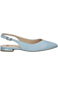 Zapato plano slingback de cuero azul claro con punta afilada, diseño minimalista y un pequeño tacón. Cuenta con una correa ajustable en el tobillo.