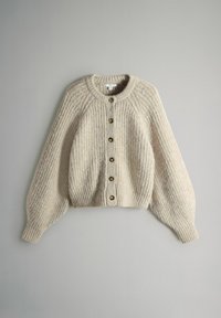 Cardigan bej tricotat cu mâneci bufante, decolteu rotund și șase nasturi maro pe față.