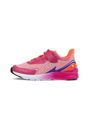 Baskets Fila roses et oranges avec tige en maille, accents violets, bande auto-agrippante et semelle dégradée de blanc à rose, présentées en profil latéral.