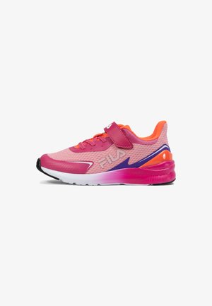 Sneaker Fila rosa e arancione con tomaia in rete, dettagli viola, cinturino in Velcro e suola con gradiente bianco-rosa, mostrato in profilo laterale.