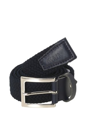 Un cinturón negro tejido y enrollado, con una hebilla rectangular plateada y una punta de cuero con un logotipo grabado en relieve.