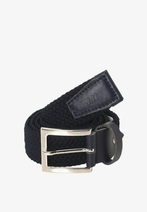 Un cinturón negro tejido y enrollado, con una hebilla rectangular plateada y una punta de cuero con un logotipo grabado en relieve.