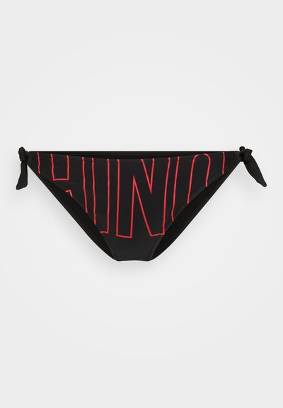 Svart bikini-bunn med stor rød tekst. Har justerbare sidebånd og glatt, elastisk stoff. Minimalistisk design.