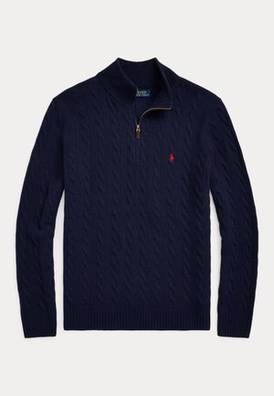 Granatowy sweter z warkoczowym splotem, kołnierzem na pół suwaka i małym czerwonym haftowanym logo na piersi.