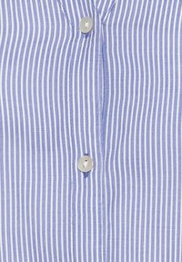 Chemise rayée bleu clair et blanche avec ouverture à boutons. Présente des rayures verticales et une texture lisse. Boutons ronds simples.