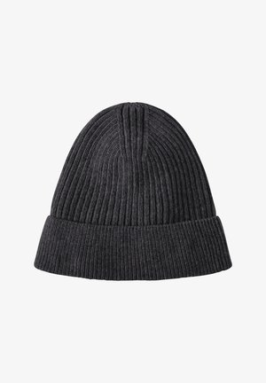 Cappello beanie lavorato a maglia di colore grigio scuro, con una texture a coste, orlo piegato e dettagli di cucitura verticale nella parte superiore.