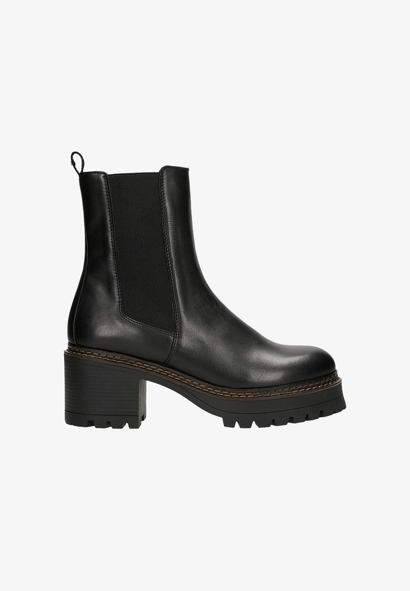 Czarne skórzane botki za kostkę z teksturowanymi bocznymi panelami, masywnym obcasem i gumową podeszwą, z pętlą z tyłu ułatwiającą zakładanie.