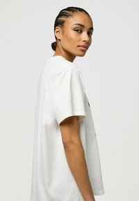 Wrangler LOOSE FIT - Camiseta estampada - used_white