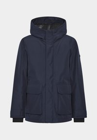 Marineblauwe waterdichte jas met een capuchon, twee voorzakken en details op de mouwen. Heeft een gladde textuur en een subtiele merklogo aan de zijkant.