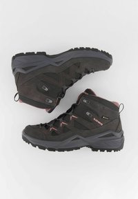 Wanderschuhe mit einem Obermaterial aus dunkelgrauem Wildleder und Mesh, Gummisohle mit tiefen Profil, Schnürdesign und rosa Akzenten.