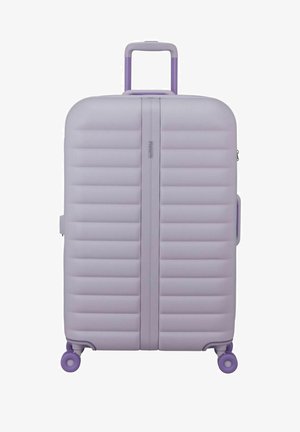 Valise rigide violet clair avec quatre roues, rainures horizontales et une poignée télescopique étendue.