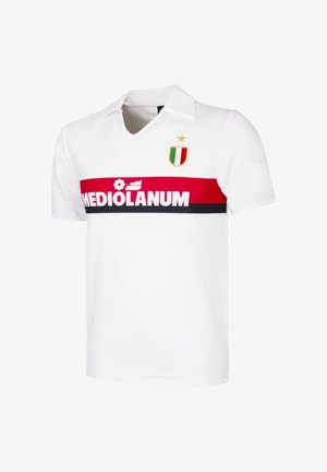 Witte polo met korte mouwen met een rode en zwarte horizontale streep, tekst "MEDIOLANUM", Italiaans vlag schild en gouden ster op de borst.