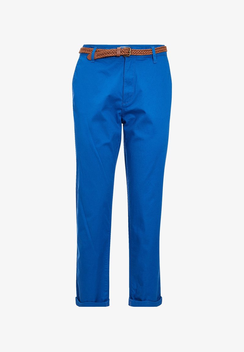 Blauwe katoenen broek met een rechte snit, voorzien van een gevlochten bruine riem. De zoom is opgerold, wat de soepele textuur van de stof benadrukt.
