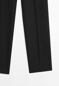 Schwarze Hose mit geradem Schnitt, klaren Linien und glatter Textur. Keine sichtbaren Muster oder Verzierungen. Maßgeschneidertes Design.