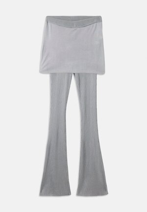 Leggings grises acanaladas con una cintura ancha y bajos acampanados; presenta una textura suave y líneas verticales uniformes en toda la prenda.