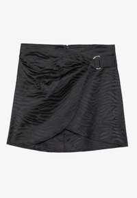 Svart mini skjørt med et teksturert zebra-mønster, med en sidespenne-detalj og en litt drapert design. Glidelås lukking bak.