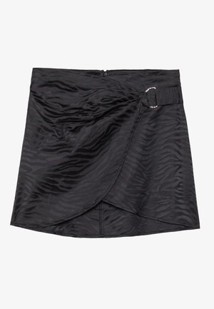 Fustă mini neagră cu un model texturat de zebra, având un accent cu cataramă pe lateral și un design ușor drapat. Închidere cu fermoar la spate.