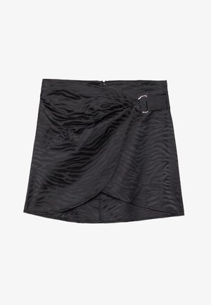 Melnā mini svārku ar teksturētu zebras rakstu, ar sānu sprādzi un nedaudz drapētu dizainu. Aizmugurējais rāvējslēdzējs.