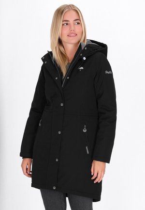 Zwarte, middellange jas met een capuchon, rits- en drukknoopsluitingen, zijzakken, een zachte binnenvoering en logo-accenten.