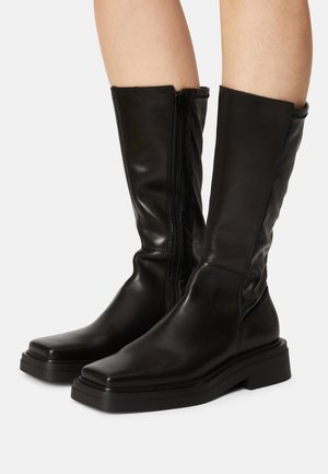 Czarne skórzane wysokie kozaki do kolan z kwadratowym czubkiem, wyposażone w boczny zamek błyskawiczny i gładką fakturę, osadzone na masywnym, kwadratowym obcasie.