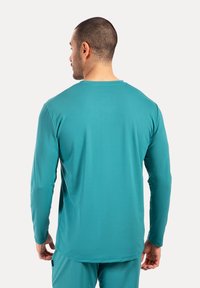 Teal langärmliges Shirt aus leichtem, weichem Stoff. Hat einen runden Ausschnitt und eine glatte Textur, mit einem schlichten und grundlegenden Design.