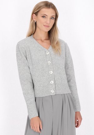 Cardigan lavorato a maglia grigio chiaro con scollo a V, con polsi e orlo a coste, e cinque bottoni sul davanti. Tessuto morbido e design corto.