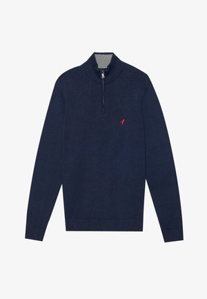 Mørkeblå strikket pullover med høj krave og kvart lynlås, der har en grå indre krave og et lille rødt logo på brystet.