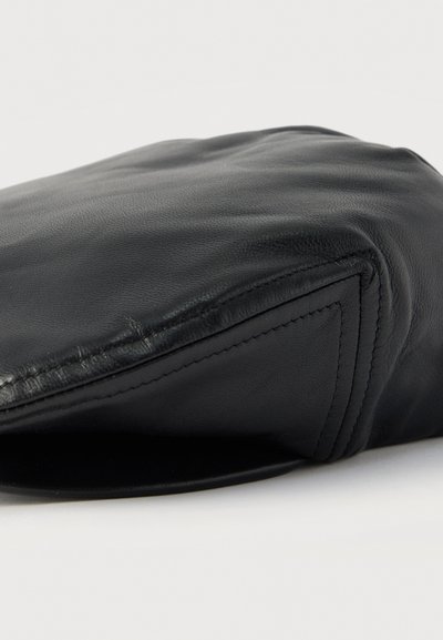 Μαύρο δερμάτινο καπέλο με απαλή υφή, στρογγυλεμένο σχήμα και ραμμένες λεπτομέρειες κατά μήκος των άκρων. Διαθέτει επίπεδη γείσο και λείο φινίρισμα.