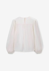 Weiße Bluse mit hohem Kragen, langen Puffärmeln und einem Schlüsselaugen-Detail am Rücken. Hergestellt aus leichtem, strukturiertem Stoff.