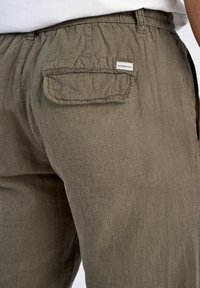 Lindbergh Shorts - army