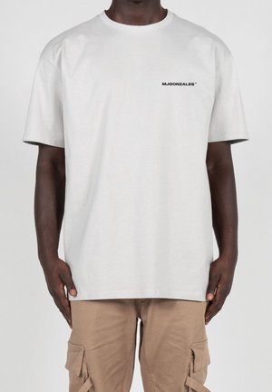 Kurzärmliges, hellgraues T-Shirt aus Baumwolle mit einem kleinen schwarzen Logo-Text auf der linken Brustseite. Einfaches, lässiges Design.