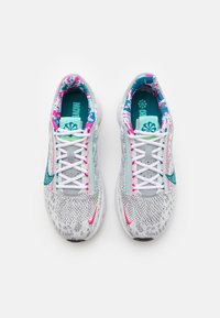 Nike Performance W NIKE SUPERREP GO 3 FLYKNIT - Sapatilha de treino - photon dust/bright spruce/wolf grey/dynamic turq/pinksicle/yellow strike