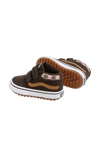 Braune Wildleder-Babyschuhe mit Klettverschluss, ausgestattet mit einem braun-weißen karierten Akzent und einer weißen Gummisohle mit strukturiertem Grip.