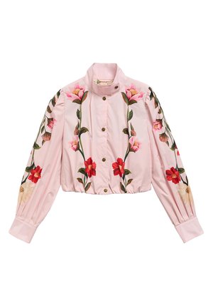 Ανοιχτό ροζ κοντό σακάκι με ψηλό γιακά, κουμπιά μπροστά, φουσκωτά μανίκια και κεντητά κάθετα λουλουδένια σχέδια σε κόκκινο, ροζ και πράσινο.