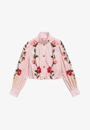 Világos rózsaszín rövidített dzseki magas gallérral, elöl gombos, fodros ujjakkal és piros, rózsaszín, zöld hímzett függőleges virágmintákkal.