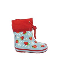 Botte de pluie avec une base bleue ornée de fraises rouges et de fleurs blanches, un bord rouge avec cordon de serrage, et une semelle rayée rouge et blanche.