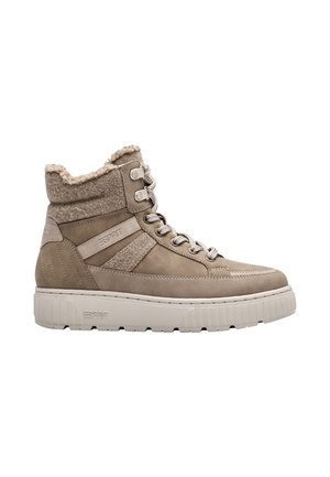 Hög beige vinterstövel i mocka med fårskinnsfoder, tjock vit sula, runda snören och ESPRIT-logga på sidan och sulan.