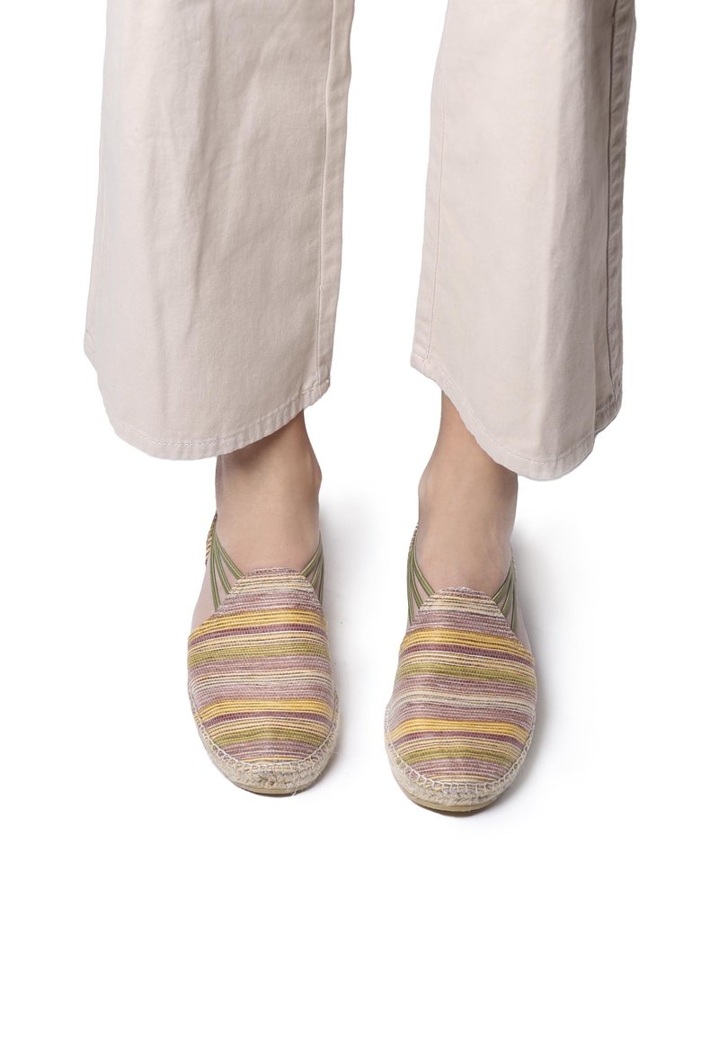 Flerfärgade espadriller med ovandel i vävt tyg som har rosa, gula och gröna ränder; rund tå; elastiska sidodetaljer; naturlig sula.