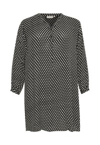 Robe noire à motifs avec un devant boutonné, un col montant et des manches longues. Présente un motif floral blanc répétitif sur un tissu texturé.